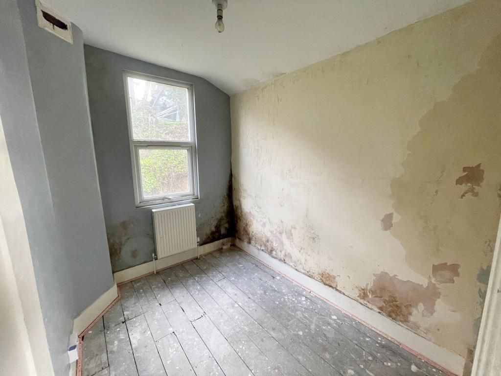 Lot: 34 - THREE-BEDROOM HOUSE FOR IMPROVEMENT - Bedroom three